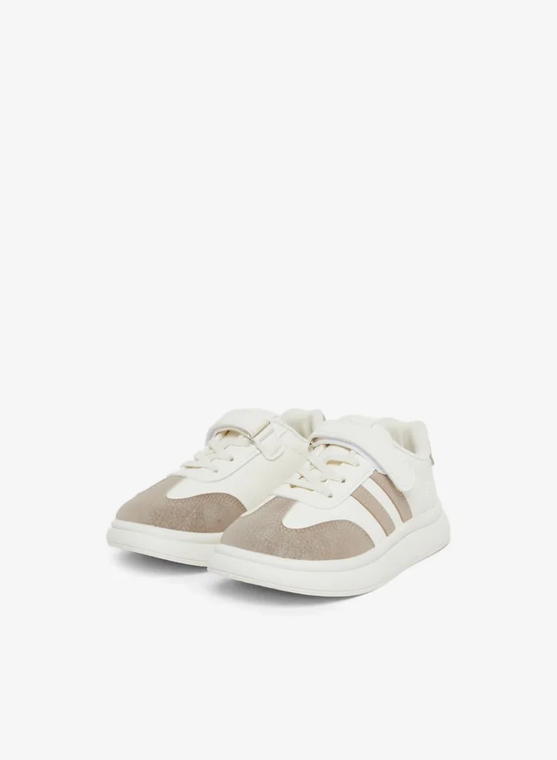 ستايلي أحذية رياضية كاجوال للأولاد بإغلاق لاصق