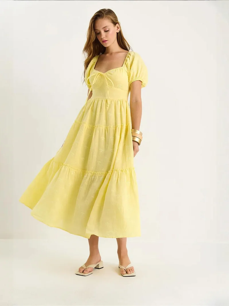 بيانكو لوتشي فستان ماكسي بياقة مطرزة على شكل قلب من لوتشي