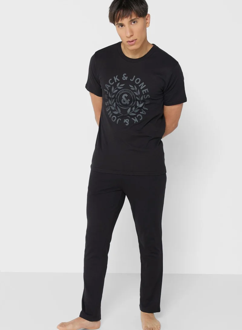 جاك اند جونز طقم بنطال وتيشيرت