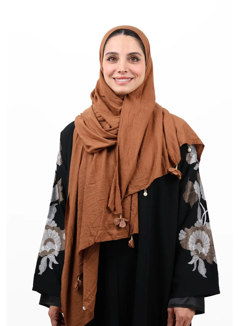 جميلة شيلة قطن كريب ممتازة مزينة بشرابات الورد القماشية وحبات اللؤلؤ (قرميدي/رست)