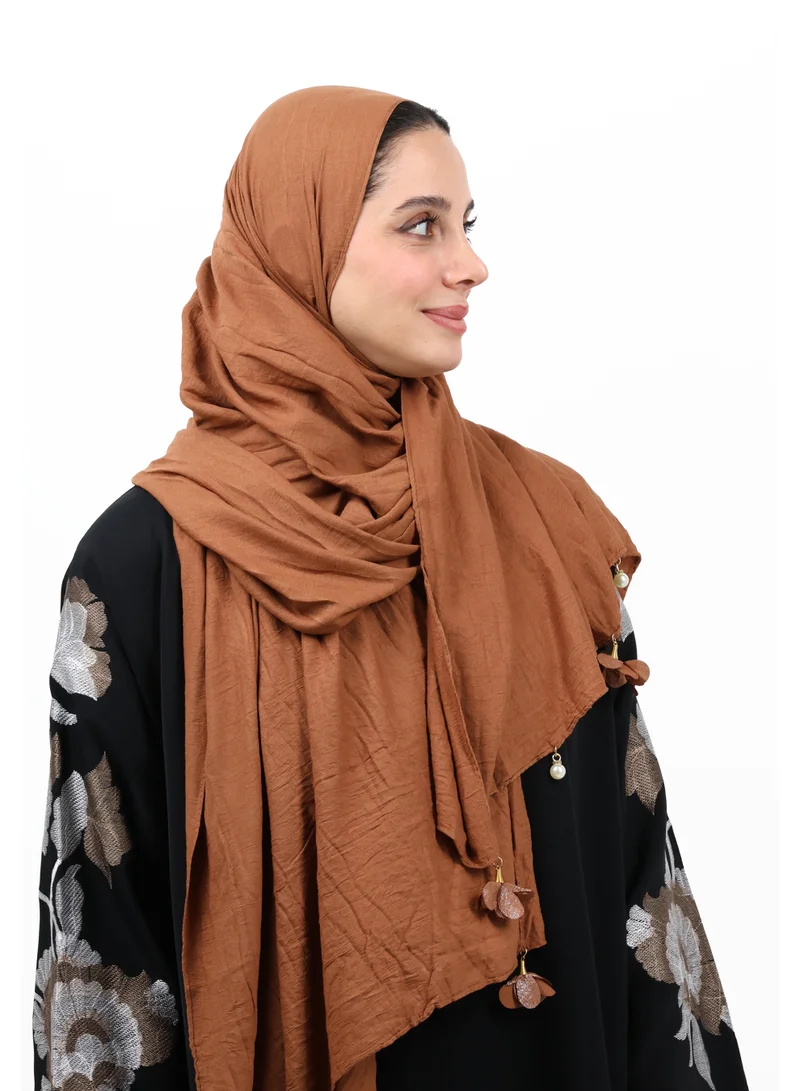 جميلة شيلة قطن كريب ممتازة مزينة بشرابات الورد القماشية وحبات اللؤلؤ (قرميدي/رست)