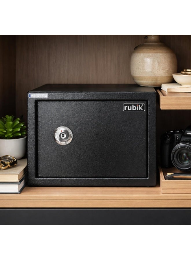 روبيك خزنة آمنة تعمل بالمفتاح بحجم A4 لحفظ النقود والمجوهرات وجوازات السفر، مناسبة للمنزل والمكتب، سعة 25 ألف (المقاس: 25 × 35 × 25 سم)، لون أسود - Image 2