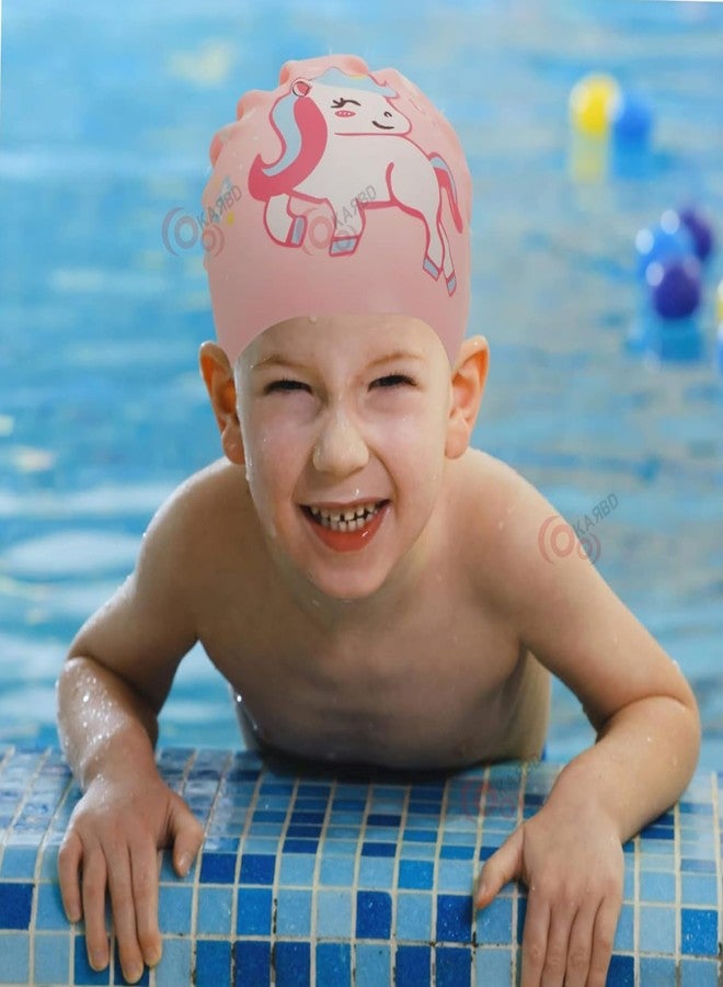 KARBD قبعة سباحة سيليكون من كاربد، للجنسين، مقاومة للماء، مناسبة لرياضات الماء للأطفال من جميع الأعمار (مقاس موحد، تصميم داخلي مانع للانزلاق، تصميم كرتوني، لون وردي ناعم للغاية، وحيد القرن واقف). - Image 5