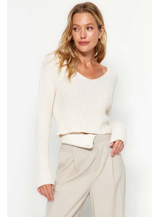 trendyol Ecru Crop Basic V-Neck Knitwear Sweater TWOAW24KZ01214 - Image 3
