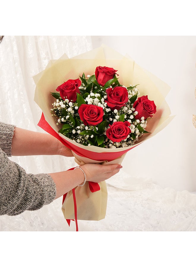 باقة ورد جوري أحمر في غلاف أنيق