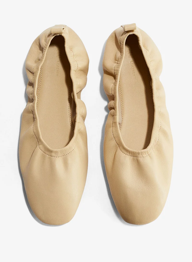 اتش اند ام حذاء باليه بكعب مسطح من الجلد