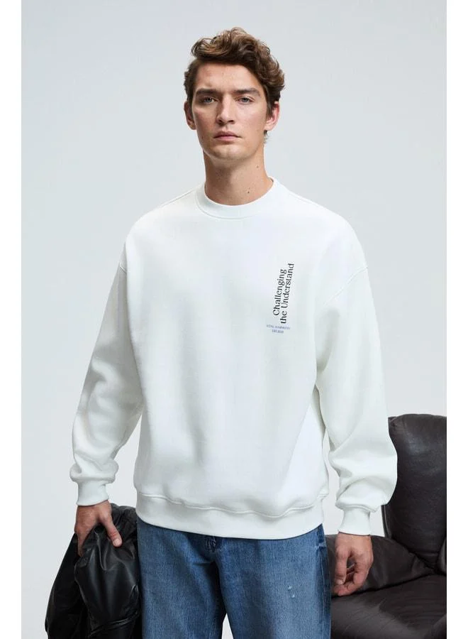 جريميلانج سترة سويتر رجالية بياقة دائرية بطباعة على الصدر والظهر، قصة مريحة، باللون الأبيض من ALDEN.