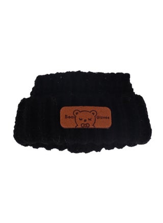 Black headband.