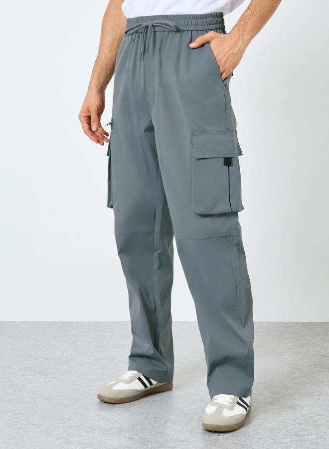 ستايلي بنطلون رياضي كارغو فضفاض منسوج بقطع متداخلة - Image 1