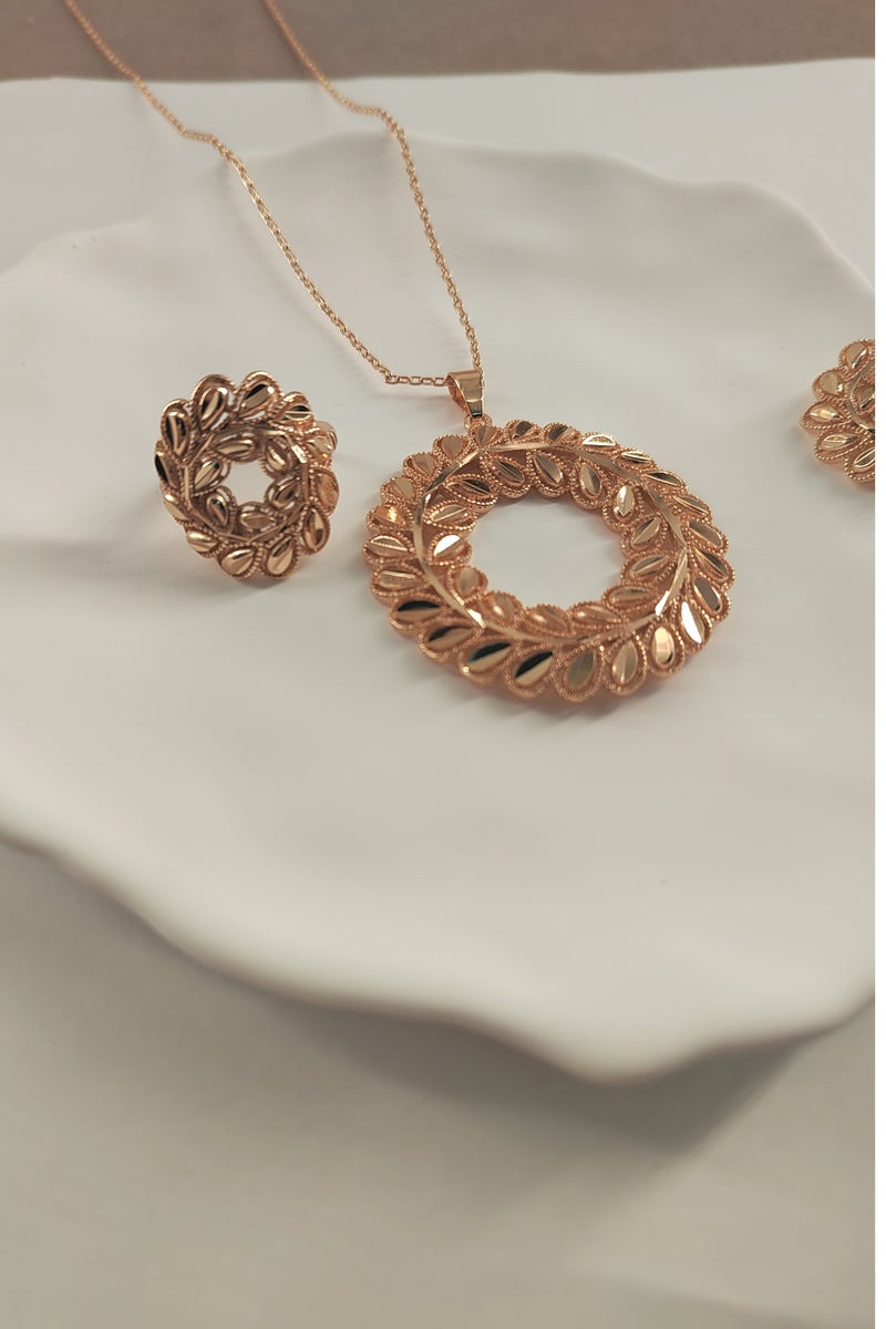 طقم من ثلاث قطع مطلية بالذهب عيار 22 قيراطًا، قلادة وأقراط وخاتم - هدية عيد ميلاد أنيقة وصديقة للبيئة للنساء | تخفيضات كبرى بمناسبة اليوم الوطني السعودي - Image 1