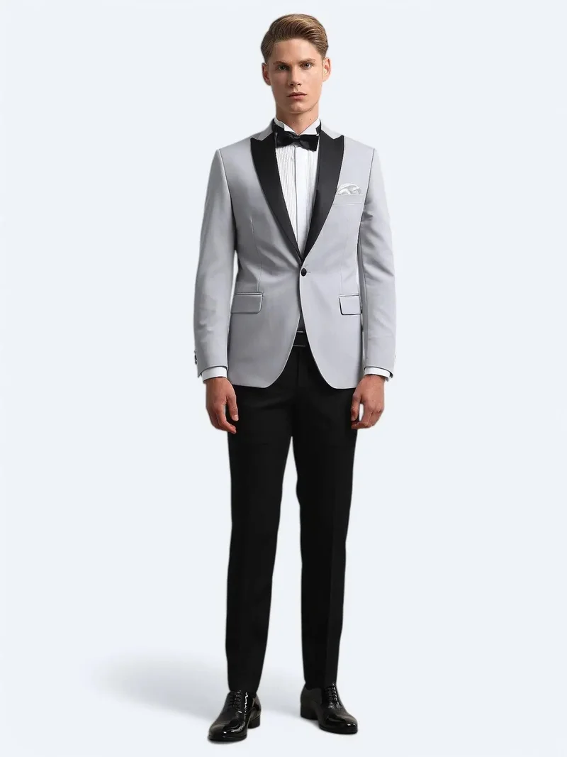 كيب بدلة توكسيدو رمادية فاتحة بقصة ضيقة وياقة فراشة منسوجة