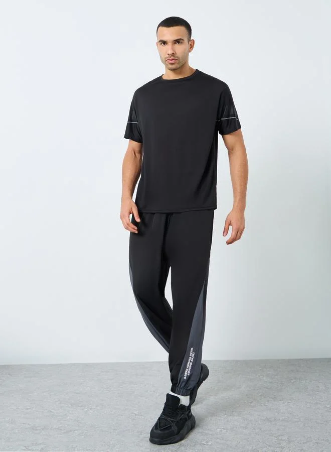 ستايلي اكتيف تيشيرت بقصة عادية وياقة دائرية