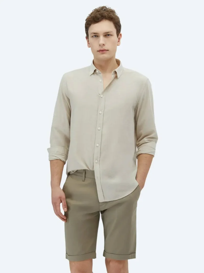 كيب قميص قطني سادة بقصة عادية، مصنوع من قماش قطني 100%، مناسب للإطلالات الكاجوال.