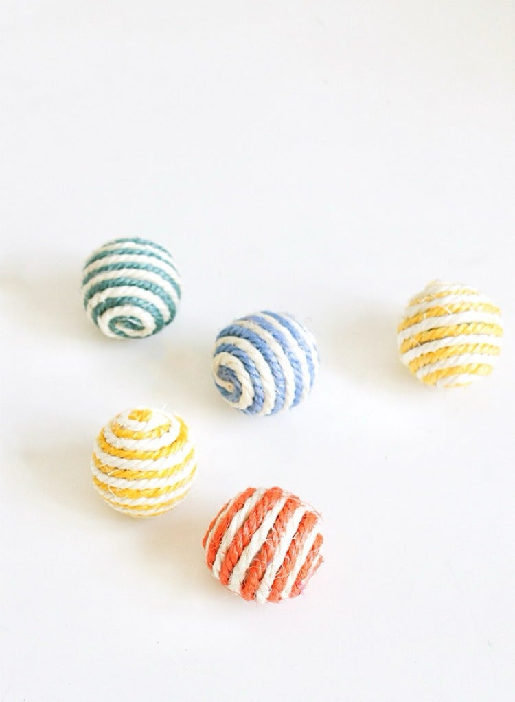 حزمة كرات سيزال للقطط مكونة من 5 كرات سيزال ملونة متنوعة للقطط للخدش أو الحيوانات الأليفة أو العض أو المطاردة، ألعاب تفاعلية للقطط للقطط الداخلية، كرة حبل تفاعلية قابلة للتدوير متينة للقطط الصغيرة - Image 1