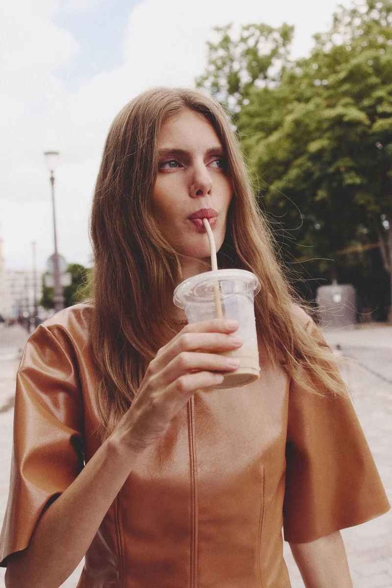 اتش اند ام بلوزة من قماش مطلي