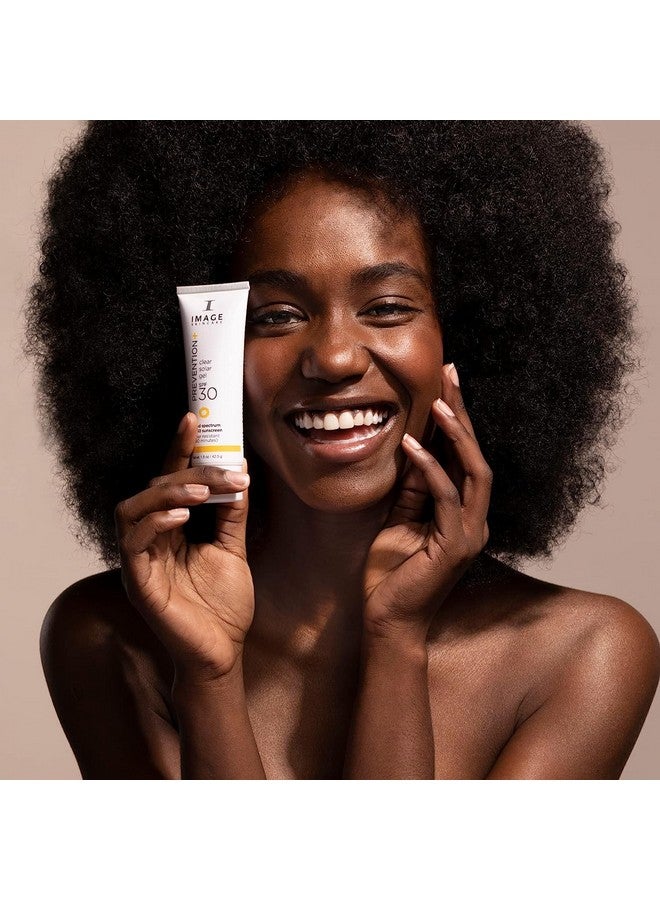 Image جل الوقاية من أشعة الشمس الشفاف Skincare Prevention+ SPF 30، طيف واسع، شفاف، خفيف الوزن، بدون طبقة بيضاء، حجم مثالي للسفر، 1.5 أونصة - Image 5