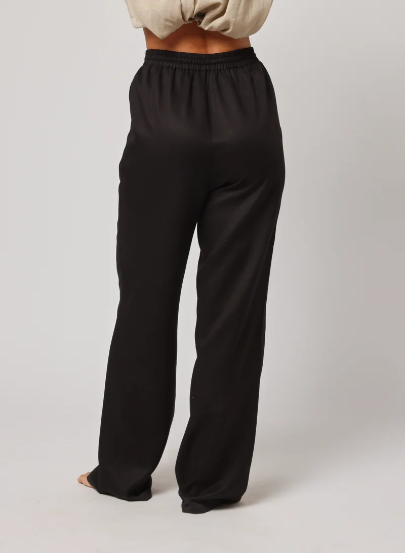 أشيتا فرنانديز Breathable Soft with Subtle Sheen Trousers