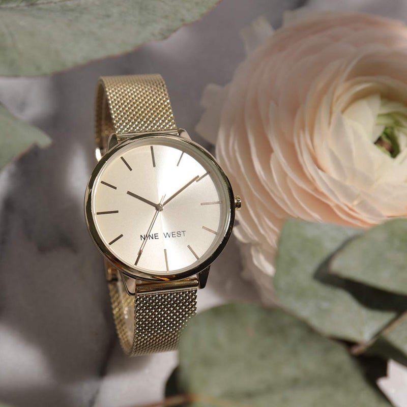 NINE WEST ساعة نسائية من ناين ويست بقرص شمسية وسوار شبكي - Image 5