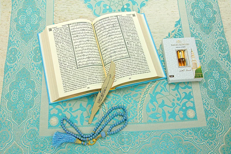 İhvan Online Ihvan Online French Medina Calligraphy Quran and Prayer Rug Set Blue