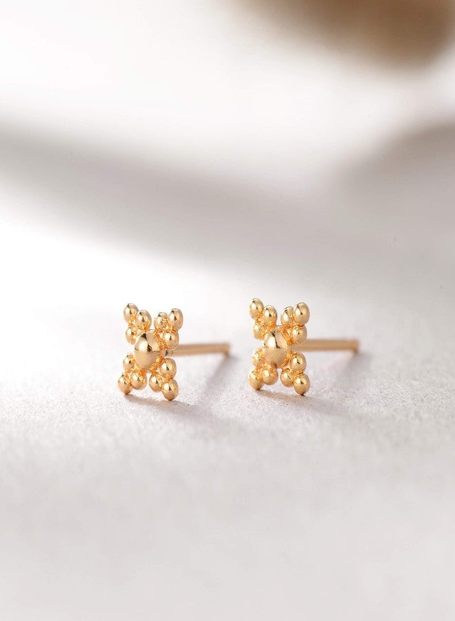 ميفيكو أقراط MEVECCO صغيرة مرصعة بالخرز للنساء، مطلية بالذهب عيار 18 قيراطًا، مرصعة بأحجار الزركونيا المكعبة الصغيرة على شكل زهرة لطيفة، بسيطة ورقيقة، هدية مثالية لها - Image 5