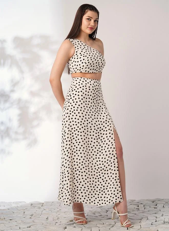 جلو باص طقم بلوزة قصيرة بطبعة نقاط مع تنورة بفتحة جانبية