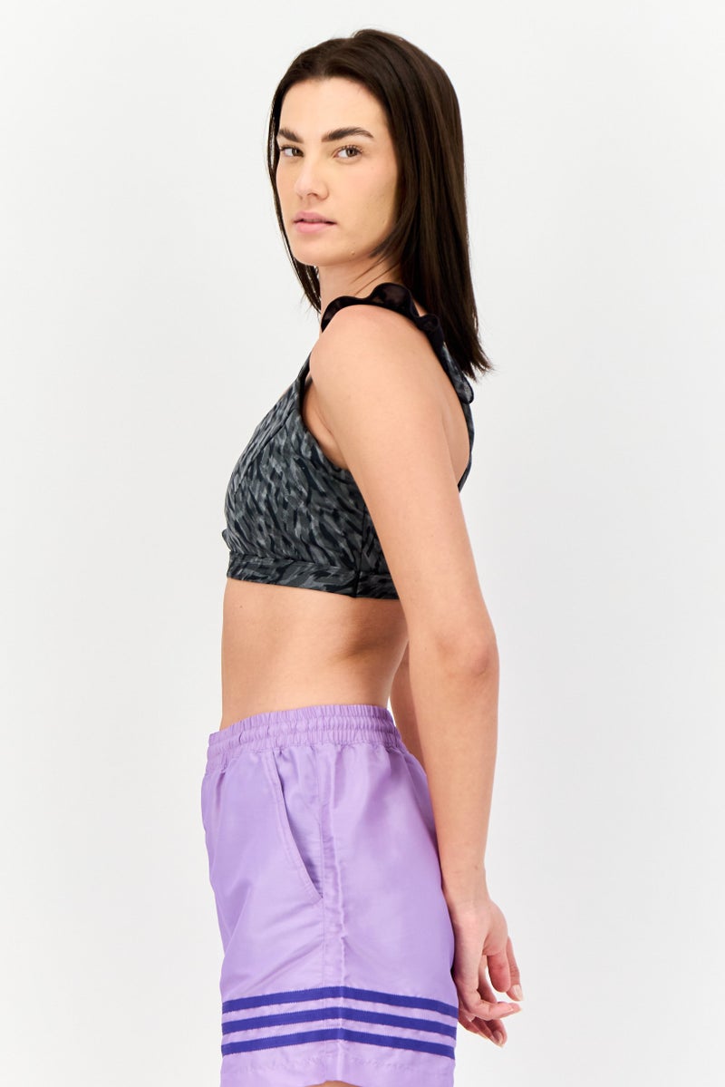 Adidas حمالة صدر رياضية مبطنة بطبعة تجريدية للنساء، سوداء - Image 3