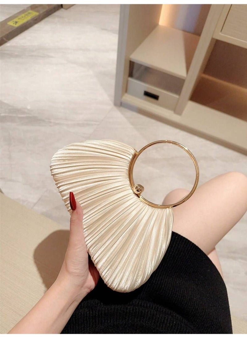 شنطة سهرة نسائية كلتش بلون كريمي بتصميم صدفي مع مقبض دائري معدني مناسبة للحفلات والمناسبات - Image 2
