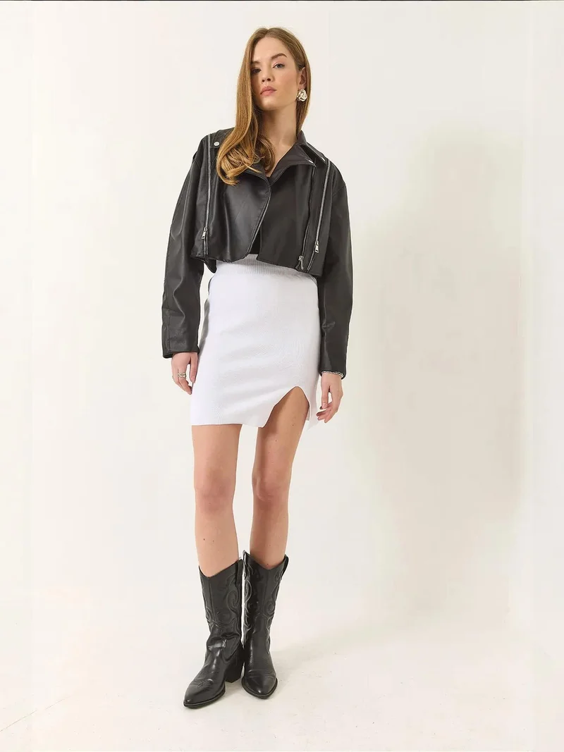 بيانكو لوتشي تنورة قصيرة عالية الخصر من لوتشي بفتحة