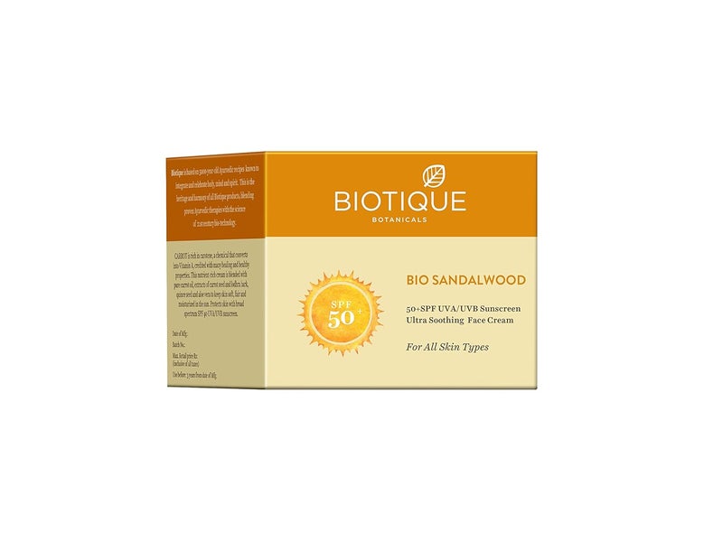 Biotique كريم الشمس بيولوجي من بيوتيك بخلاصة خشب الصندل SPF 50 UVA/UVB لجميع أنواع البشرة في الشمس، كريم يومي مغذي للشباب بخلاصة الزعفران البيولوجي 50 جرام - Image 4