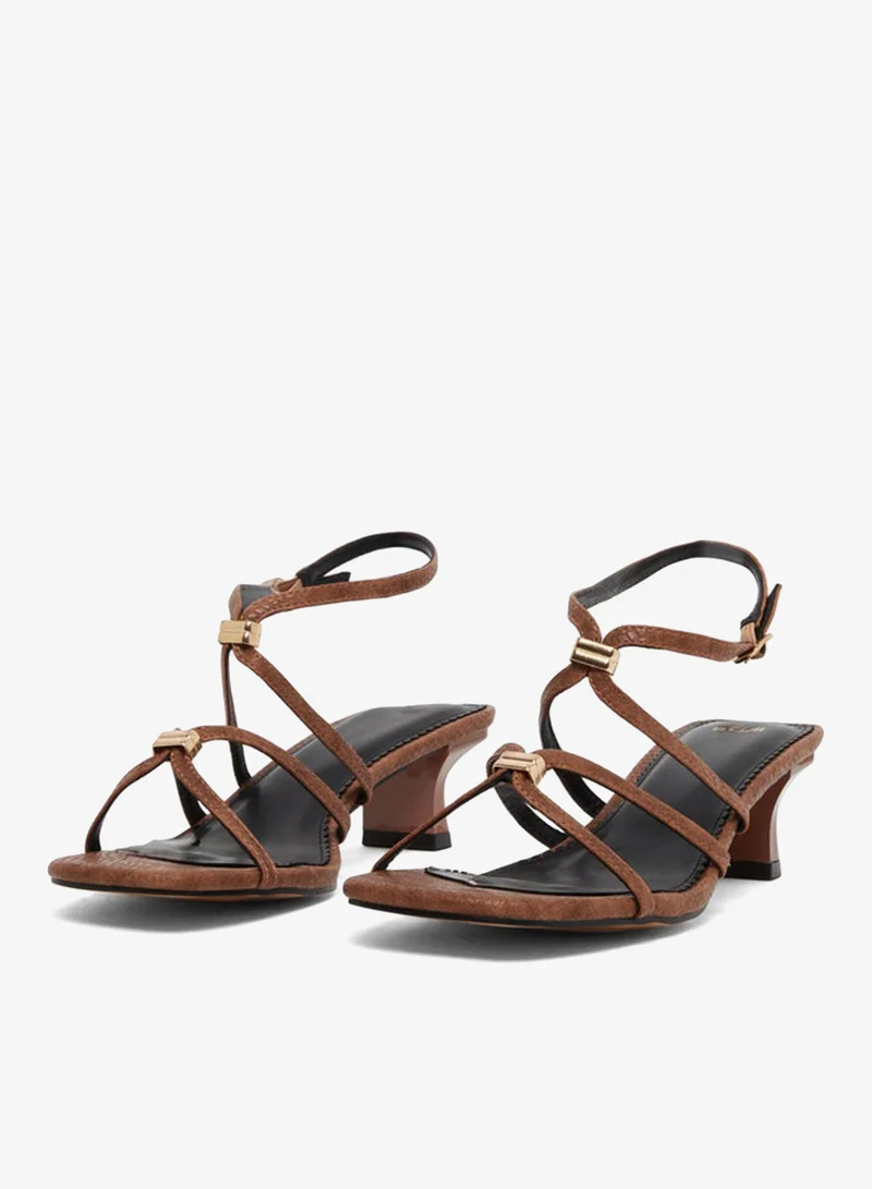 ستايلي صندل بشرائط وتفصيلة معدنية