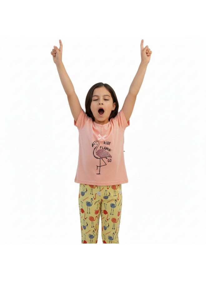 جوانا طقم بناتي بطبعة فلامنغو، قميص بأكمام قصيرة وبنطال كابري، زهري/أصفر - Image 4