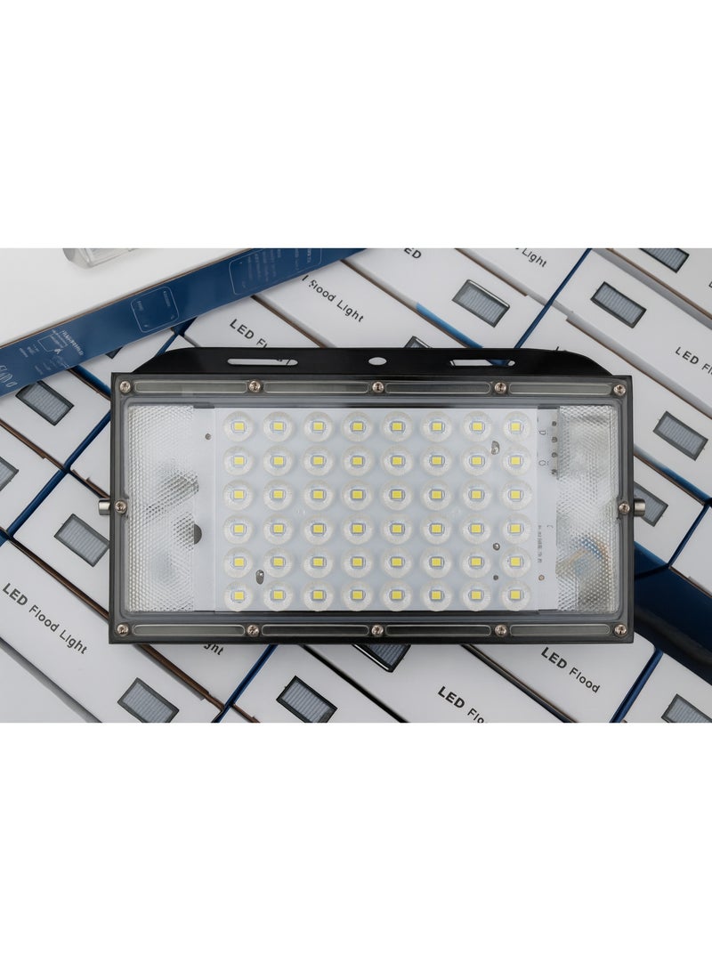 ليد كشاف LED بقوة 50 وات بجهد 12 فولت تيار مستمر - مصباح LED SMD عالي السطوع، 90 لومن/وات، عمر افتراضي 30,000 ساعة، إضاءة أمان خارجية مقاومة للماء للمنزل والحديقة ومنطقة وقوف السيارات - إطار أبيض/أسود - خيارات 8000 كلفن / 3000 كلفن / RGB - Image 2