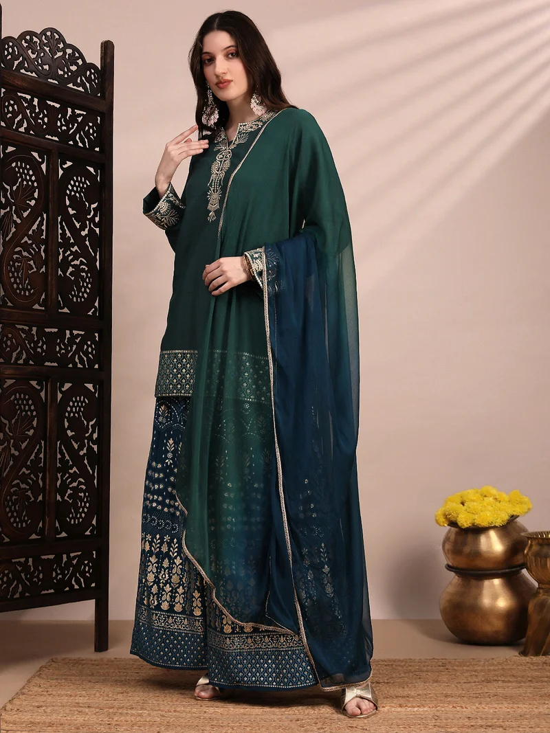 جلو باص طقم جلابيات نسائية مطرزة بالزري باللون الأخضر بياقة مستديرة وشرارة مطبوعة بالكامل ووشاح أومبر