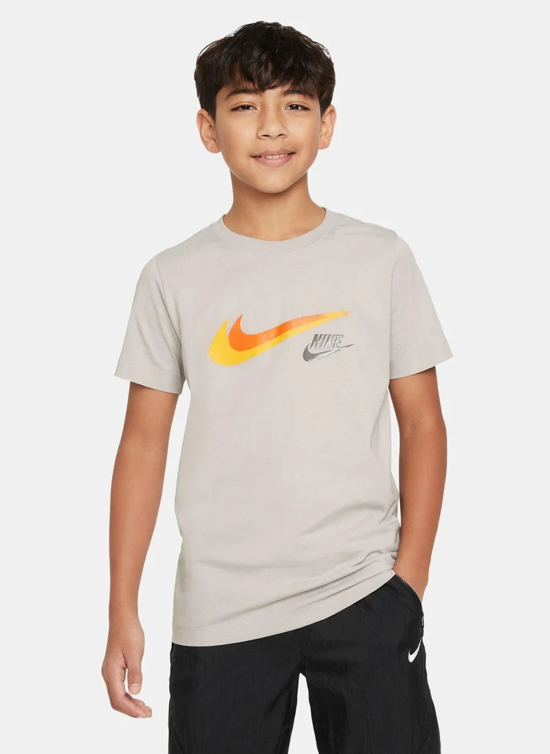نايكي Kids' Sportswear Graphic T-Shirt (Older Kids)