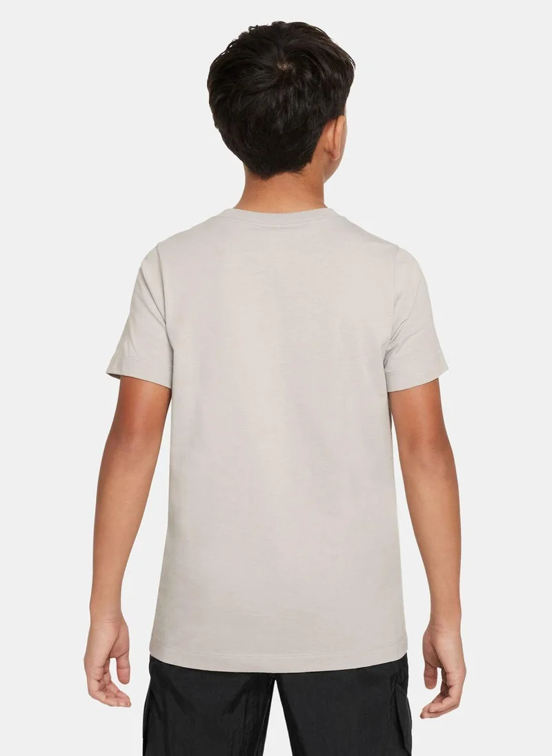 نايكي Kids' Sportswear Graphic T-Shirt (Older Kids)