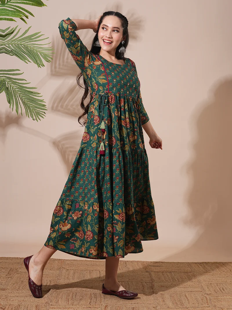 جلو باص فستان عمل نسائي متوسط الطول بتفاصيل مطبوعة بالزهور وربطة خصر - بطبقات