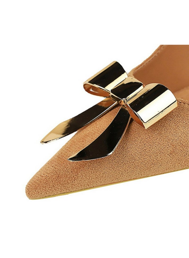 بيج تري النساء جلد السويد مغلق موجه إصبع القدم مضخة معدنية قوس ديكور كعب عالي خاكي 10.5CM  - Image 4