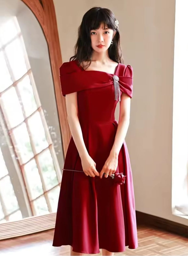 Short red dress to mid-calf with brooch and sleeves  - Image 1