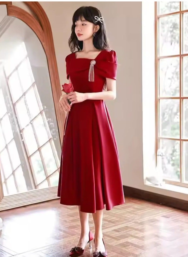 Short red dress to mid-calf with brooch and sleeves  - Image 3