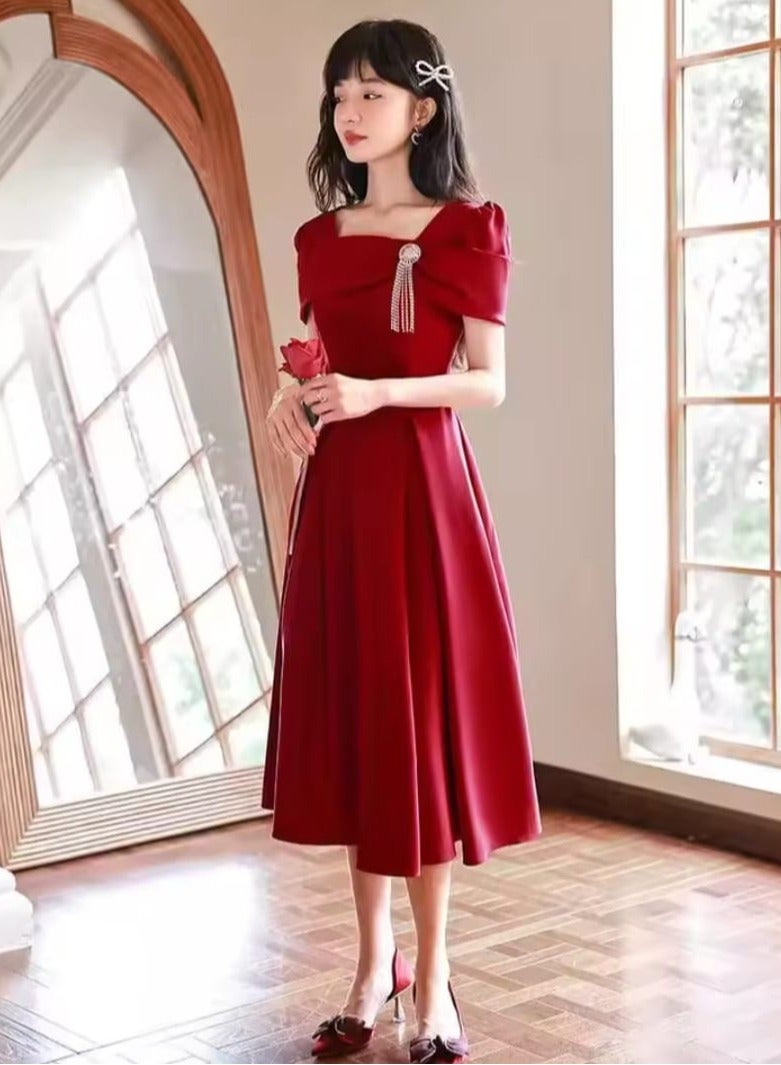 Short red dress to mid-calf with brooch and sleeves  - Image 2