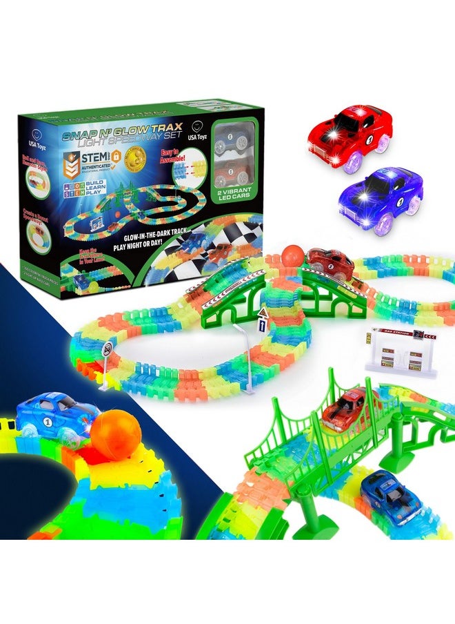 يو إس أية تويز مسارات سباق مضيئة وسيارات لعب LED من USA Toyz - مجموعة من 360 مسار سباق قوس قزح قابل للانحناء يتوهج في الظلام، ألعاب بناء STEM للأولاد والبنات مع سيارتي لعب مضيئتين  - Image 1