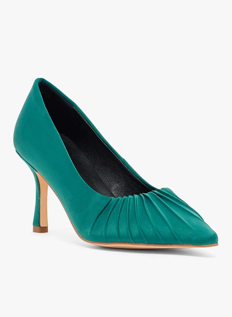 ايلا ليمتد اديشن حذاء بكعب عالٍ من الساتان بلون تركواز مع تفاصيل مطوية عند مقدمة الحذاء، مقدمة مدببة، كعب خنجري