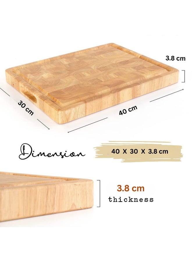 لوح تقطيع خشبي بحبيبات نهائية، مزود بمقبض مزدوج الجوانب، وقاعدة مضادة للانزلاق، ومزود بأخدود عصير، ومتين للاستخدام في المطبخ واللحوم والفواكه والخبز. المقاس (40 × 30 × 3.8 سم)