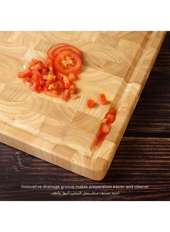 لوح تقطيع خشبي بحبيبات نهائية، مزود بمقبض مزدوج الجوانب، وقاعدة مضادة للانزلاق، ومزود بأخدود عصير، ومتين للاستخدام في المطبخ واللحوم والفواكه والخبز. المقاس (40 × 30 × 3.8 سم)
