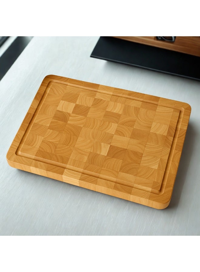 لوح تقطيع خشبي بحبيبات نهائية، مزود بمقبض مزدوج الجوانب، وقاعدة مضادة للانزلاق، ومزود بأخدود عصير، ومتين للاستخدام في المطبخ واللحوم والفواكه والخبز. المقاس (40 × 30 × 3.8 سم)