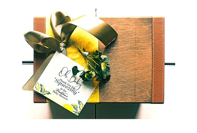 OH CHA - مجموعة هدايا الشاي | صندوق هدايا خشبي، إصدار محدود | مجموعة احتفالية من الشاي - شاي الكركم، شاي الورد بالفستق، شاي بان، و 1 مصفاة شاي نحاسية فاخرة - Image 2