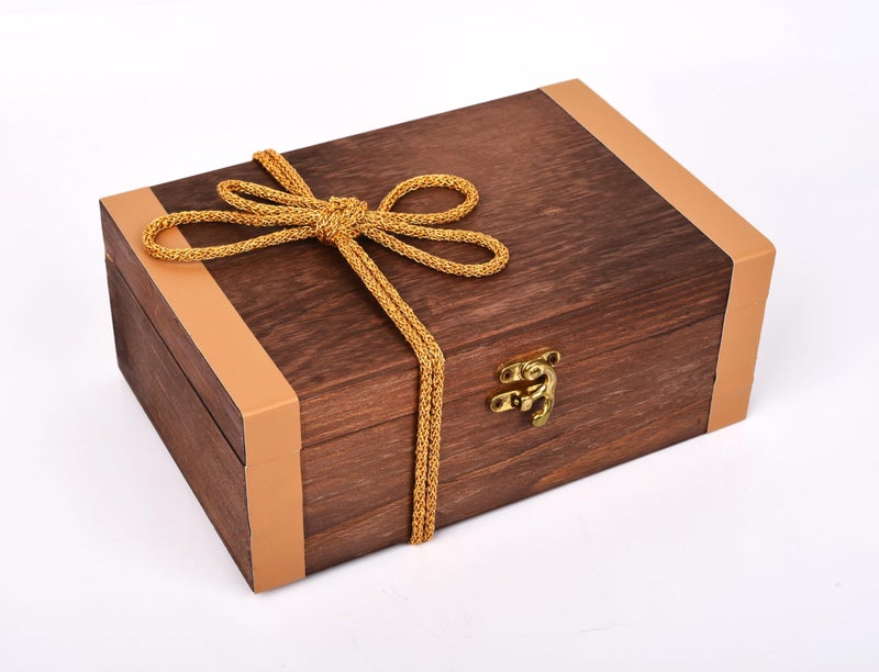 OH CHA - مجموعة هدايا الشاي | صندوق هدايا خشبي، إصدار محدود | مجموعة احتفالية من الشاي - شاي الكركم، شاي الورد بالفستق، شاي بان، و 1 مصفاة شاي نحاسية فاخرة - Image 3