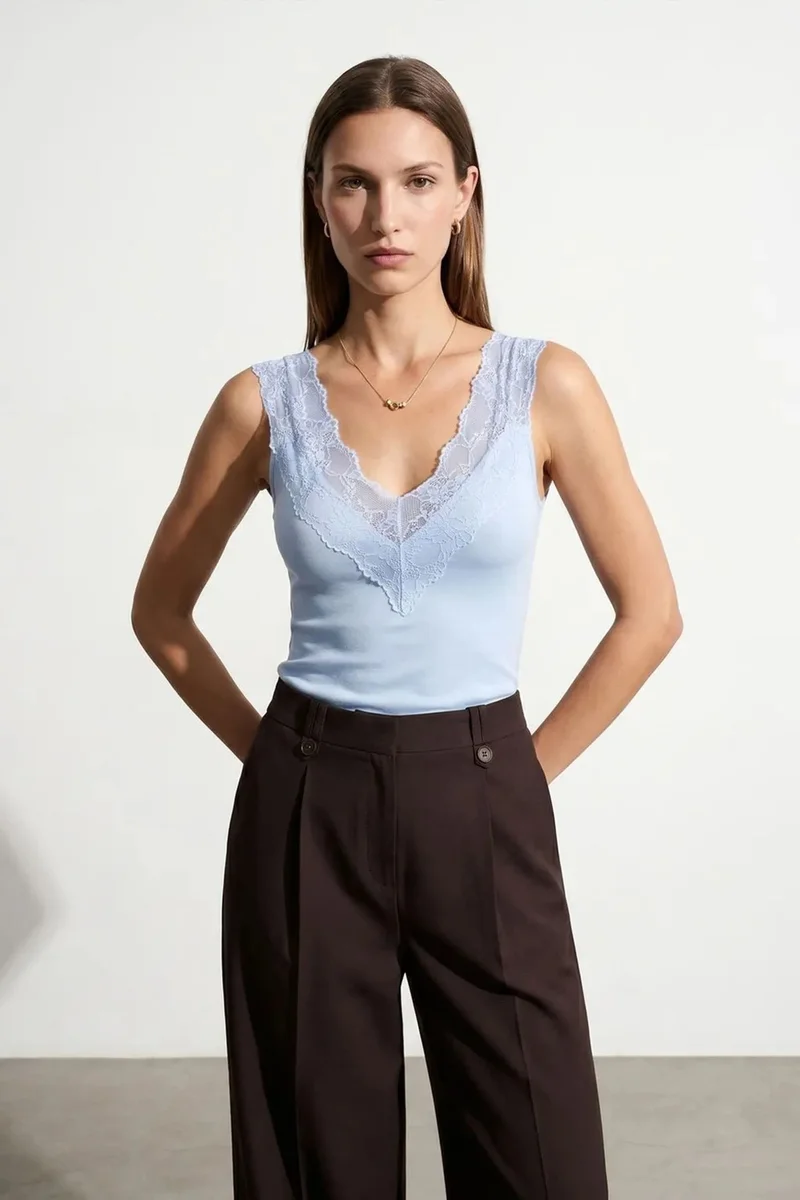 DILVIN Fitted Sleeveless Lace Blouse