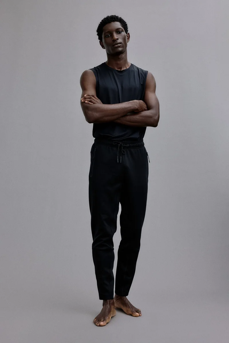 اتش اند ام بلوزة فيست رياضية بقصة عادية من نسيج دراي موف