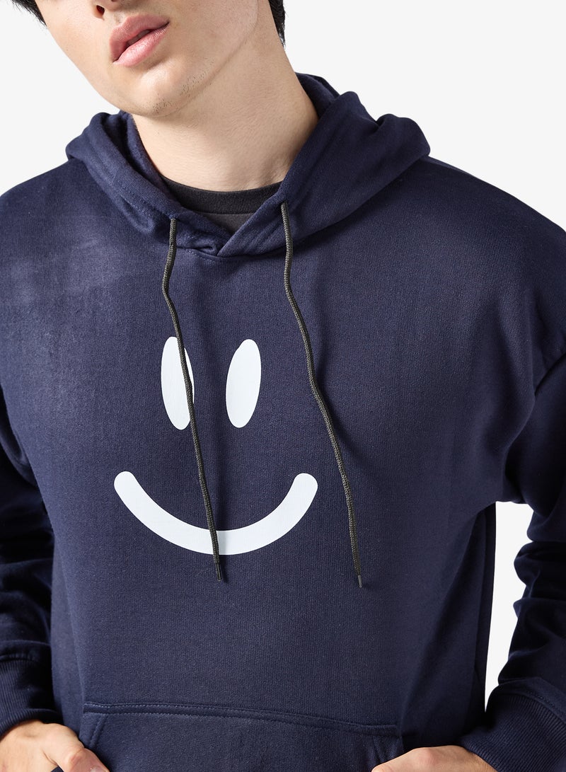 سفنتي فايف بيسيكس هودي بطبعة جرافيك - Image 3